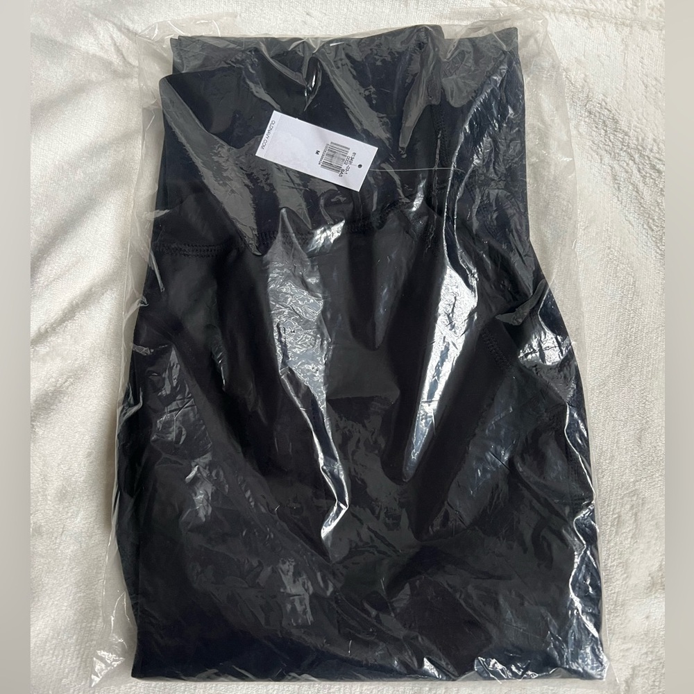 Old Navy High-Waisted PowerSoft 7/8 Joggers in Size Medium in the color Black - Picture 2 of 5